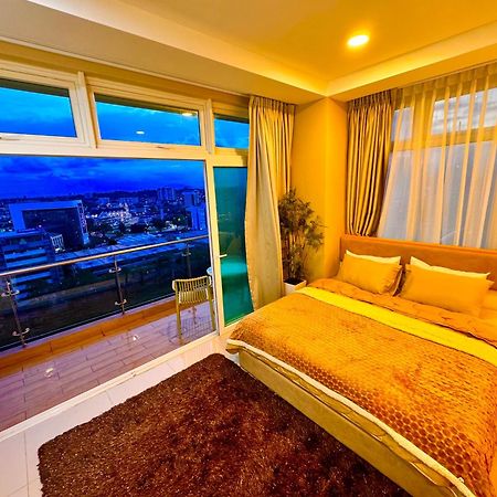 Riverine Kuching Luxury 4Pax With Balcony Facing Waterfront View Luaran gambar