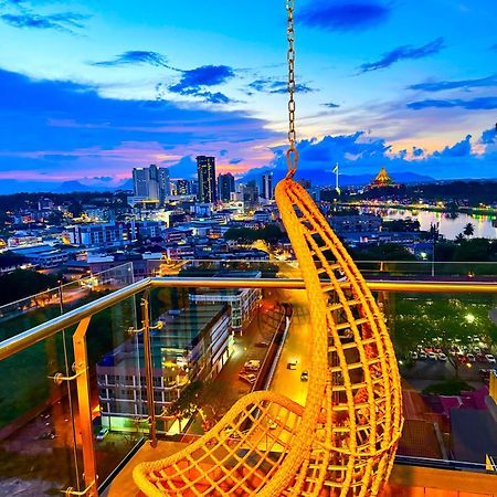 Riverine Kuching Luxury 4Pax With Balcony Facing Waterfront View Luaran gambar
