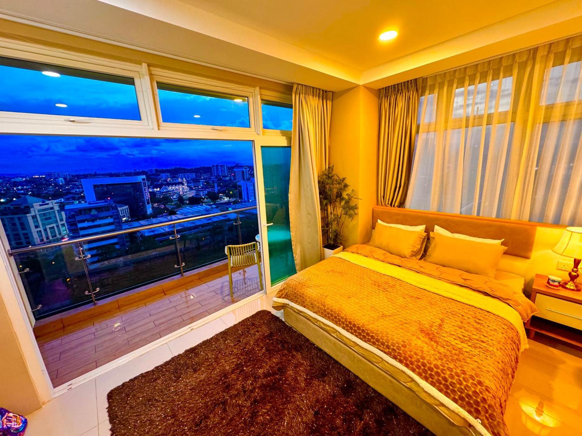 Riverine Kuching Luxury 4Pax With Balcony Facing Waterfront View Luaran gambar