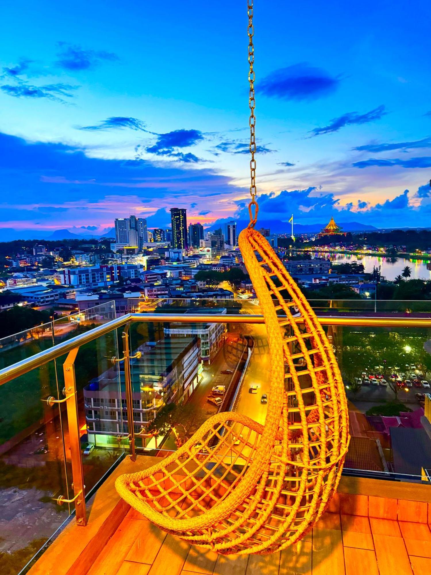 Riverine Kuching Luxury 4Pax With Balcony Facing Waterfront View Luaran gambar