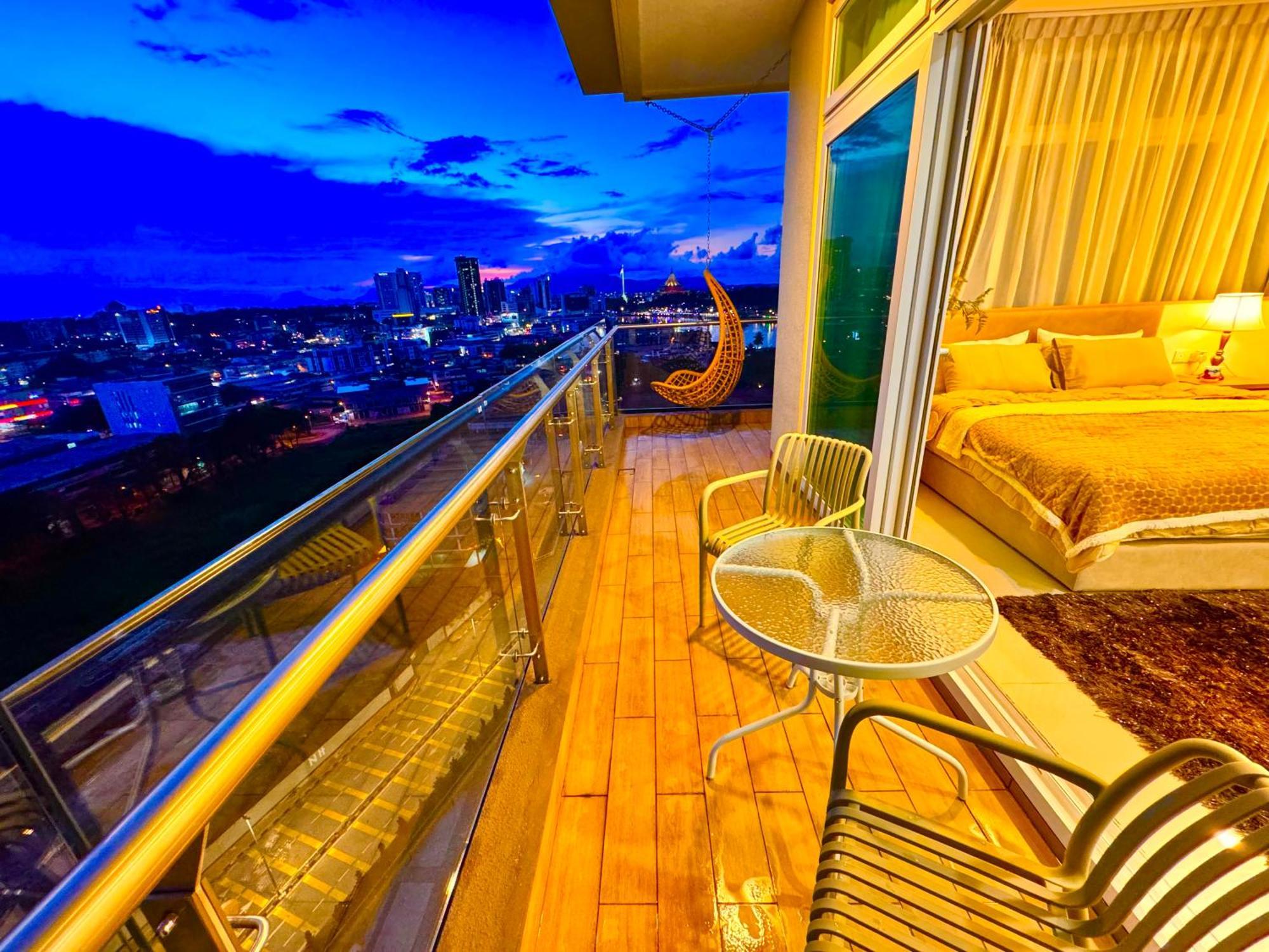 Riverine Kuching Luxury 4Pax With Balcony Facing Waterfront View Luaran gambar