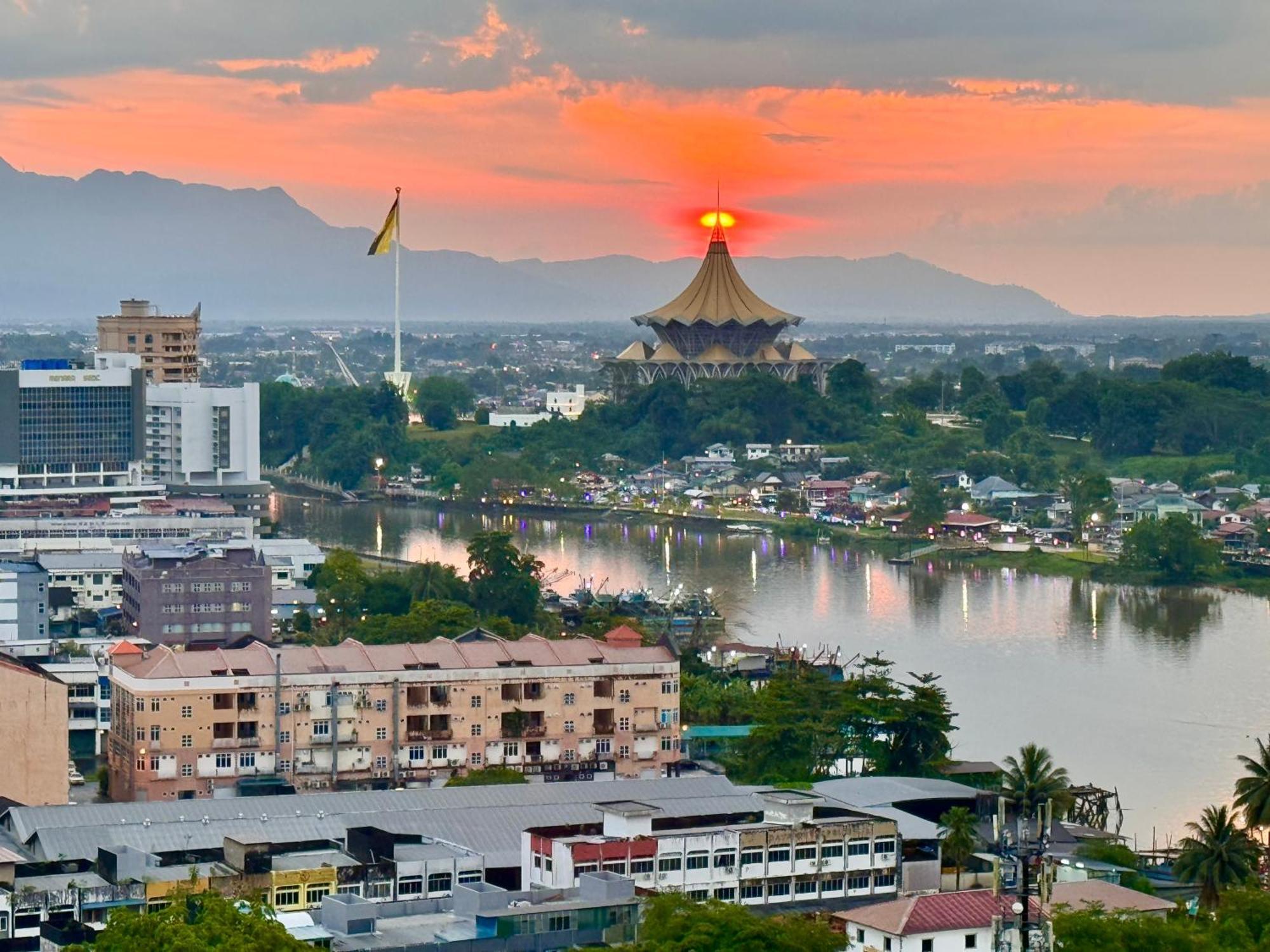 Riverine Kuching Luxury 4Pax With Balcony Facing Waterfront View Luaran gambar