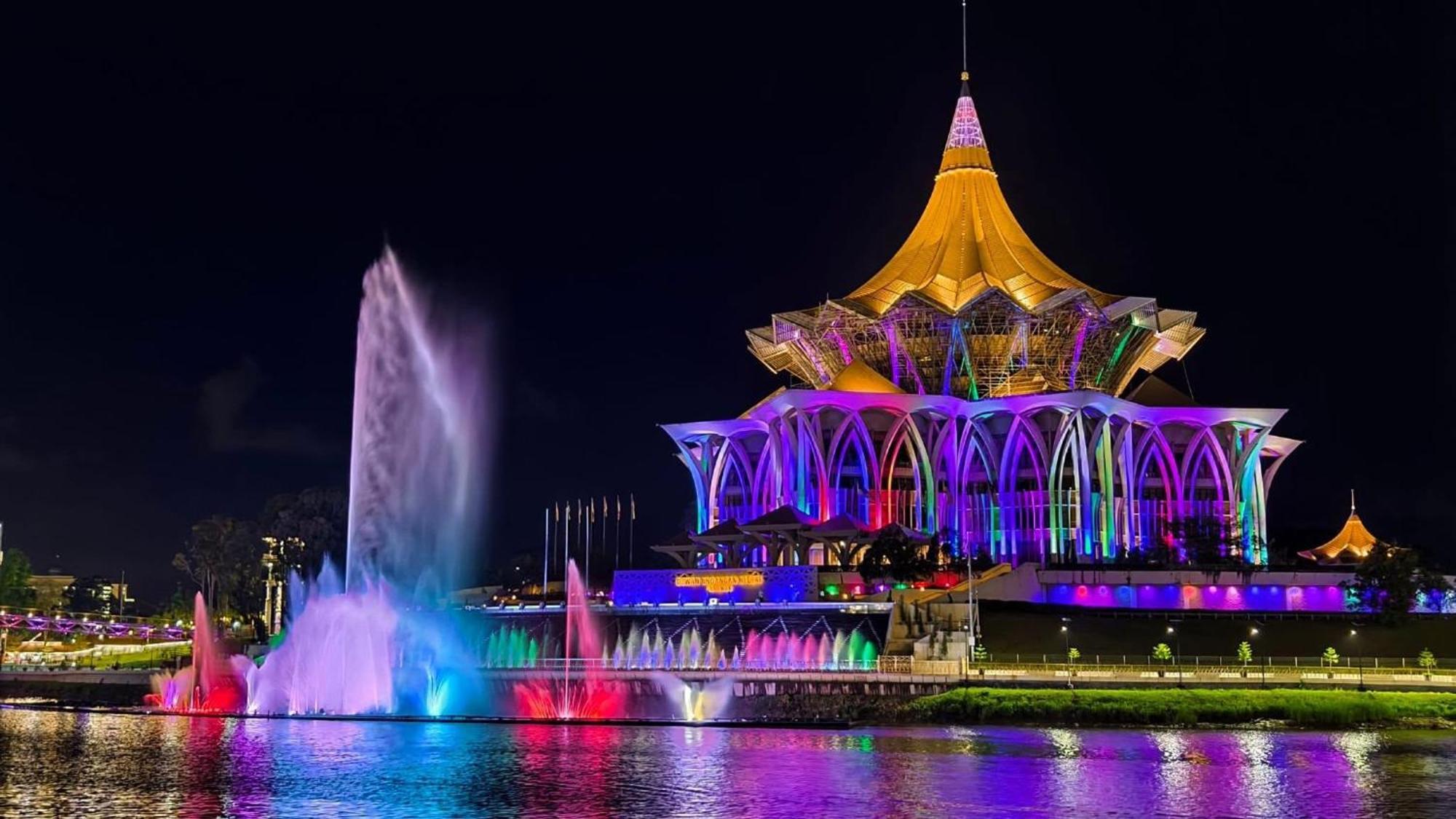 Riverine Kuching Luxury 4Pax With Balcony Facing Waterfront View Luaran gambar